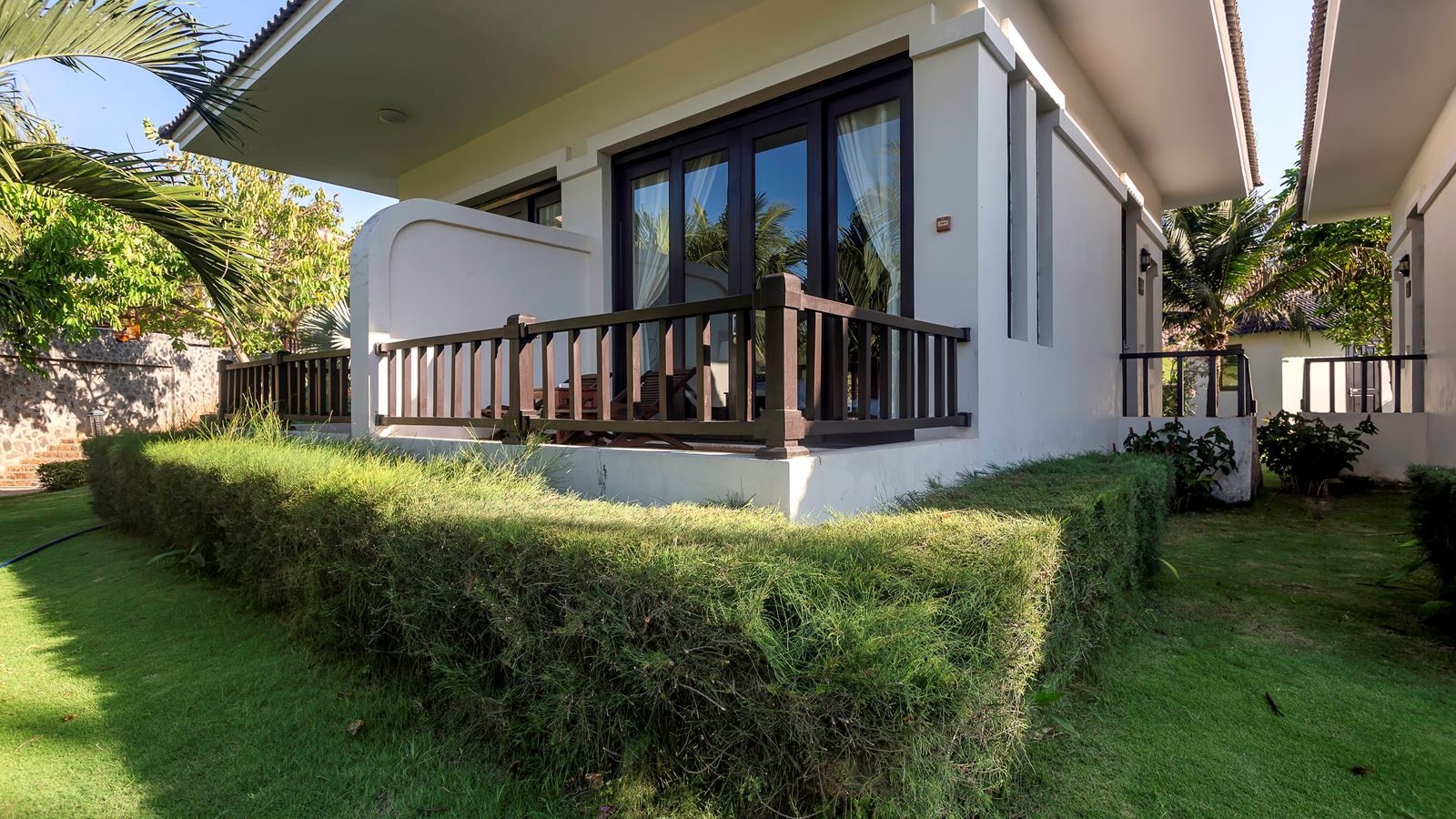 rooms-bungalow-ocean-view-balcony