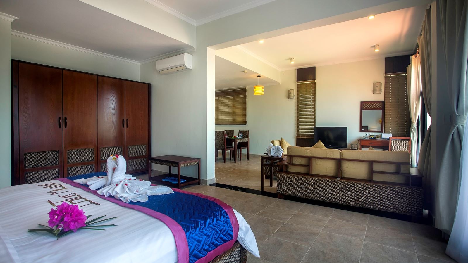 rooms-family-suite-ocean-view-balcony