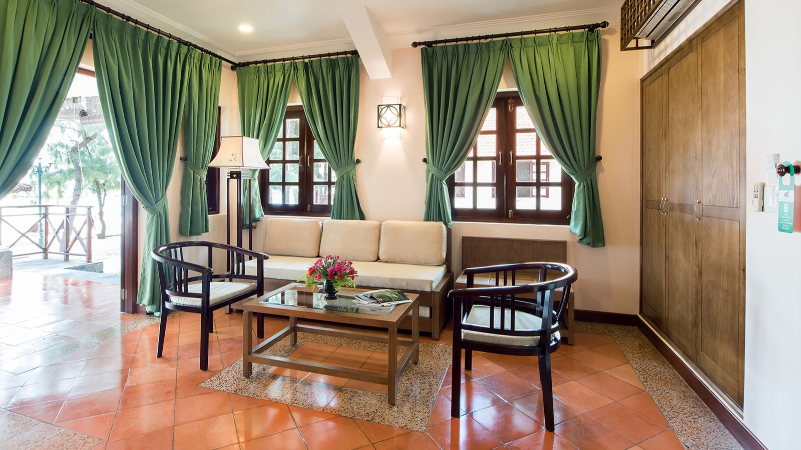 rooms-beachfront-villa-suite