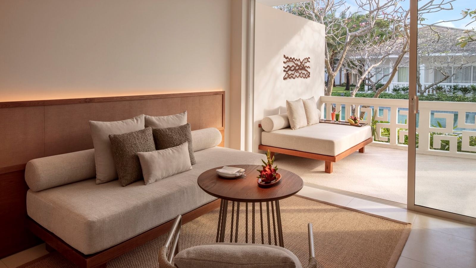 rooms-deluxe-suite-pool-view-no-extra-bed