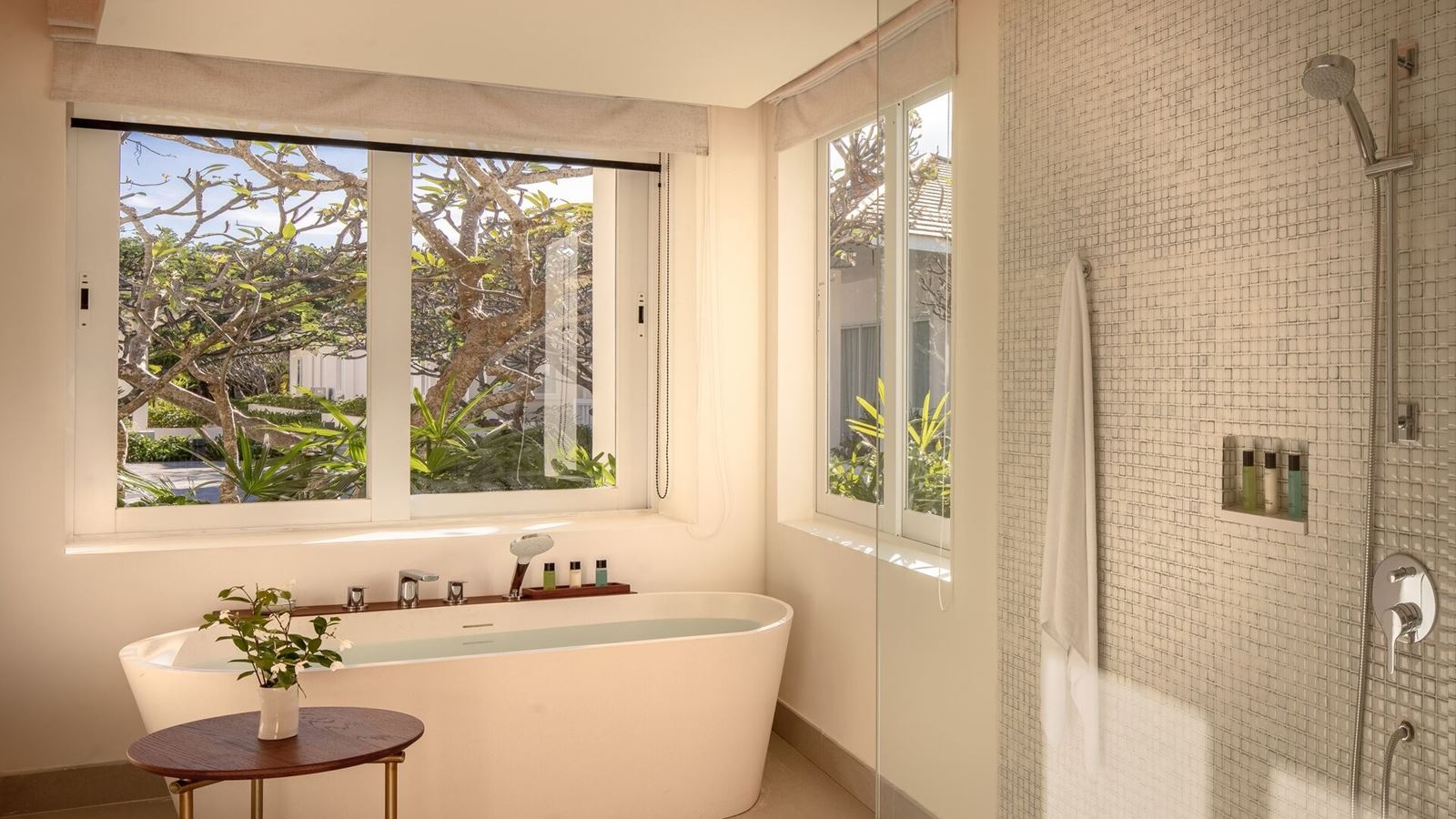 rooms-deluxe-suite-pool-view-no-extra-bed