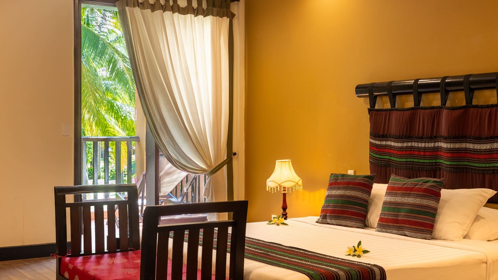 rooms-room-deluxe-garden-view-balcony