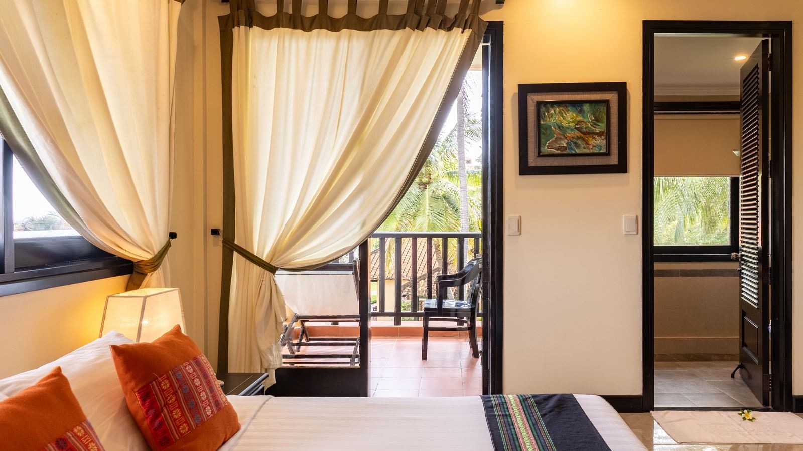 rooms-room-deluxe-sea-view-balcony