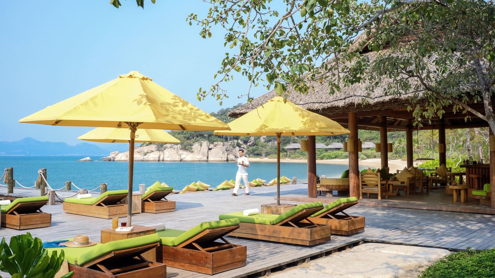 bars-drinks-by-the-jetty