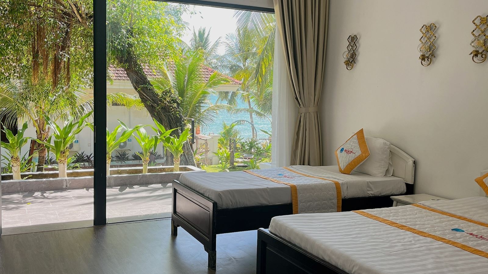 rooms-bungalow-beachfront-with-terrace