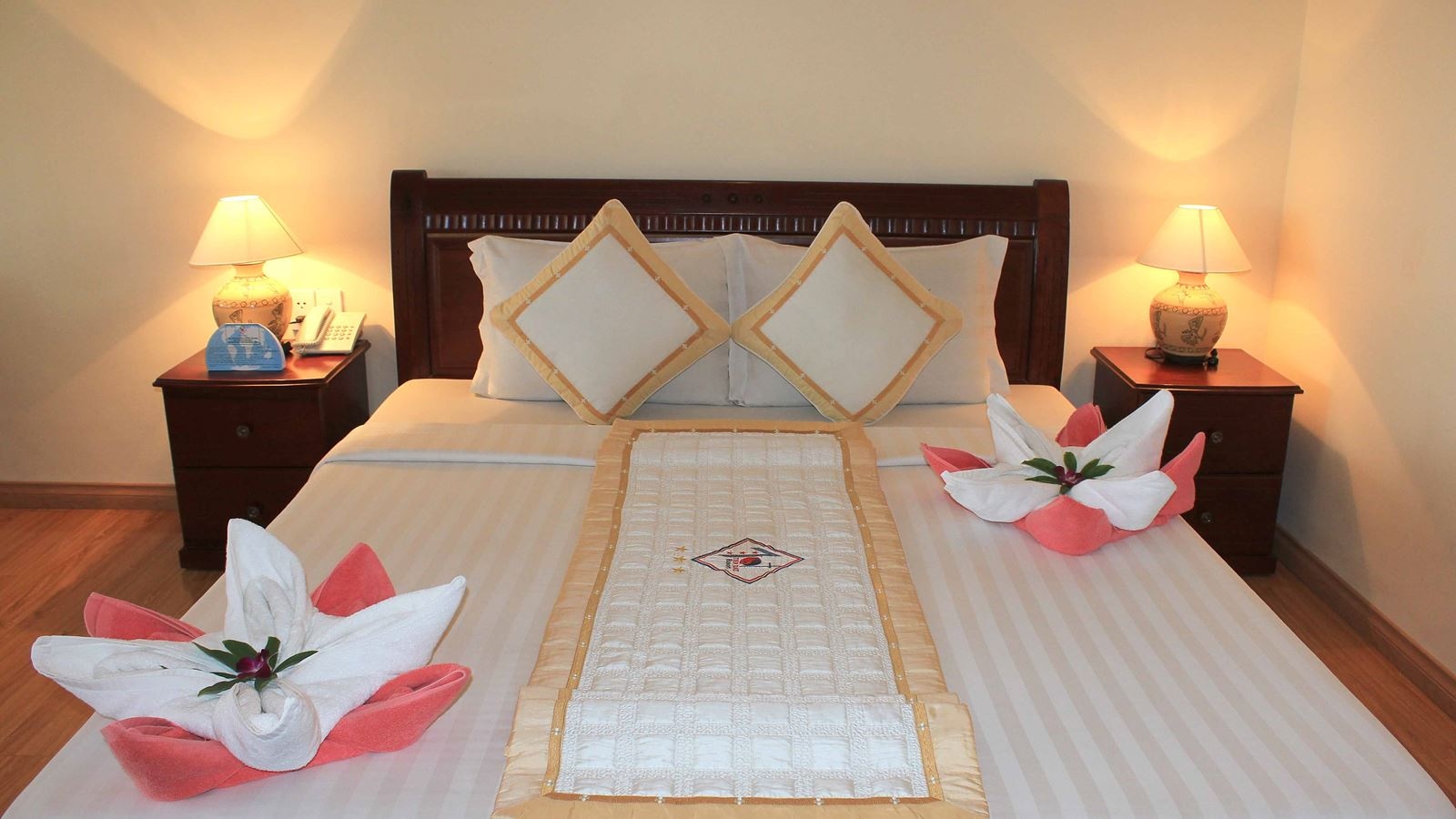 rooms-room-deluxe-pool-view-at-hill-side-with-balcony