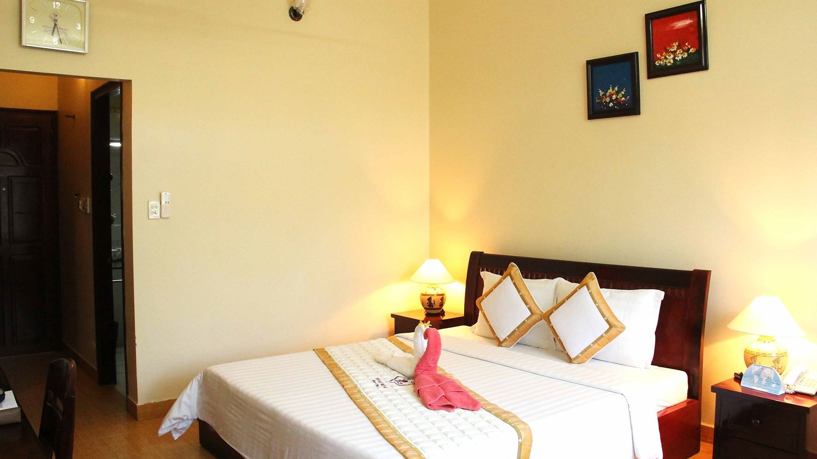 rooms-room-deluxe-at-sea-side-with-balcony