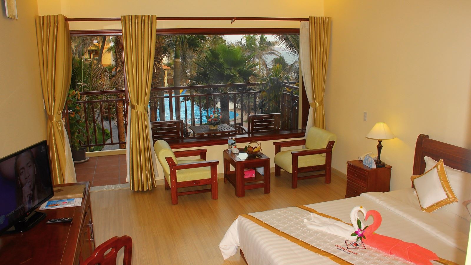 rooms-room-beach-front-senior-at-sea-side-with-balcony