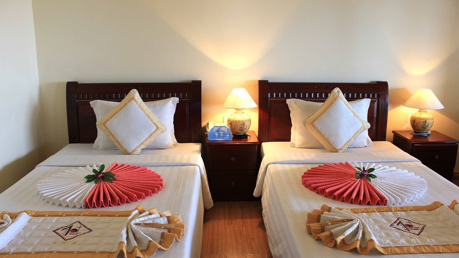 rooms-room-deluxe-at-sea-side-with-balcony