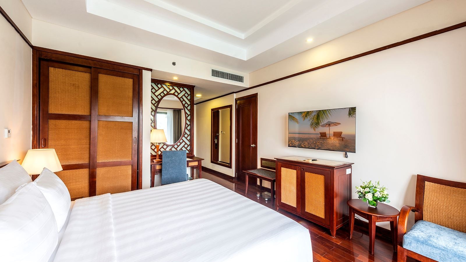 rooms-grand-junior-suite-hill-view-child-without-extra-bed