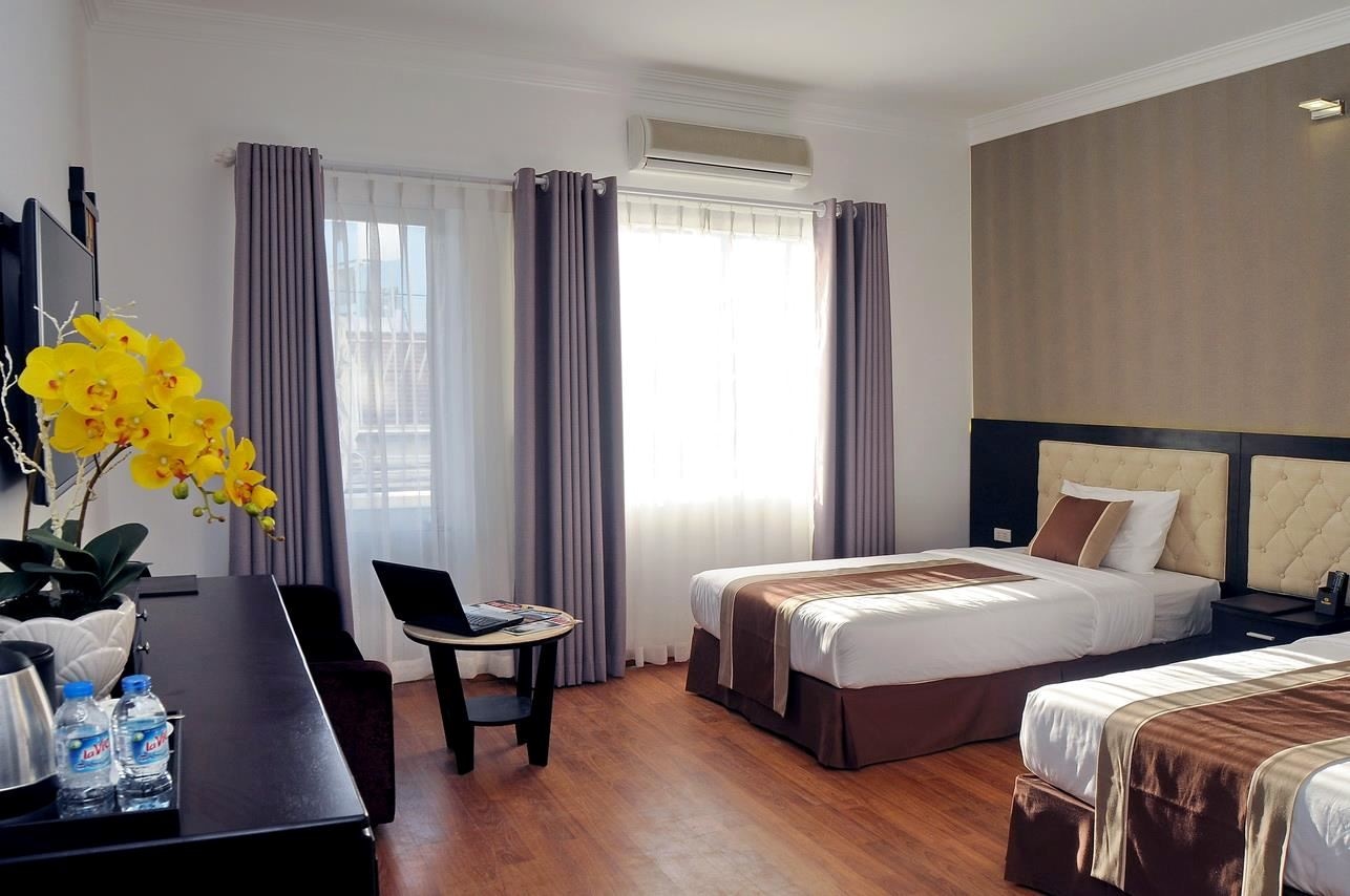 rooms-senior-deluxe-city-view-with-balcony