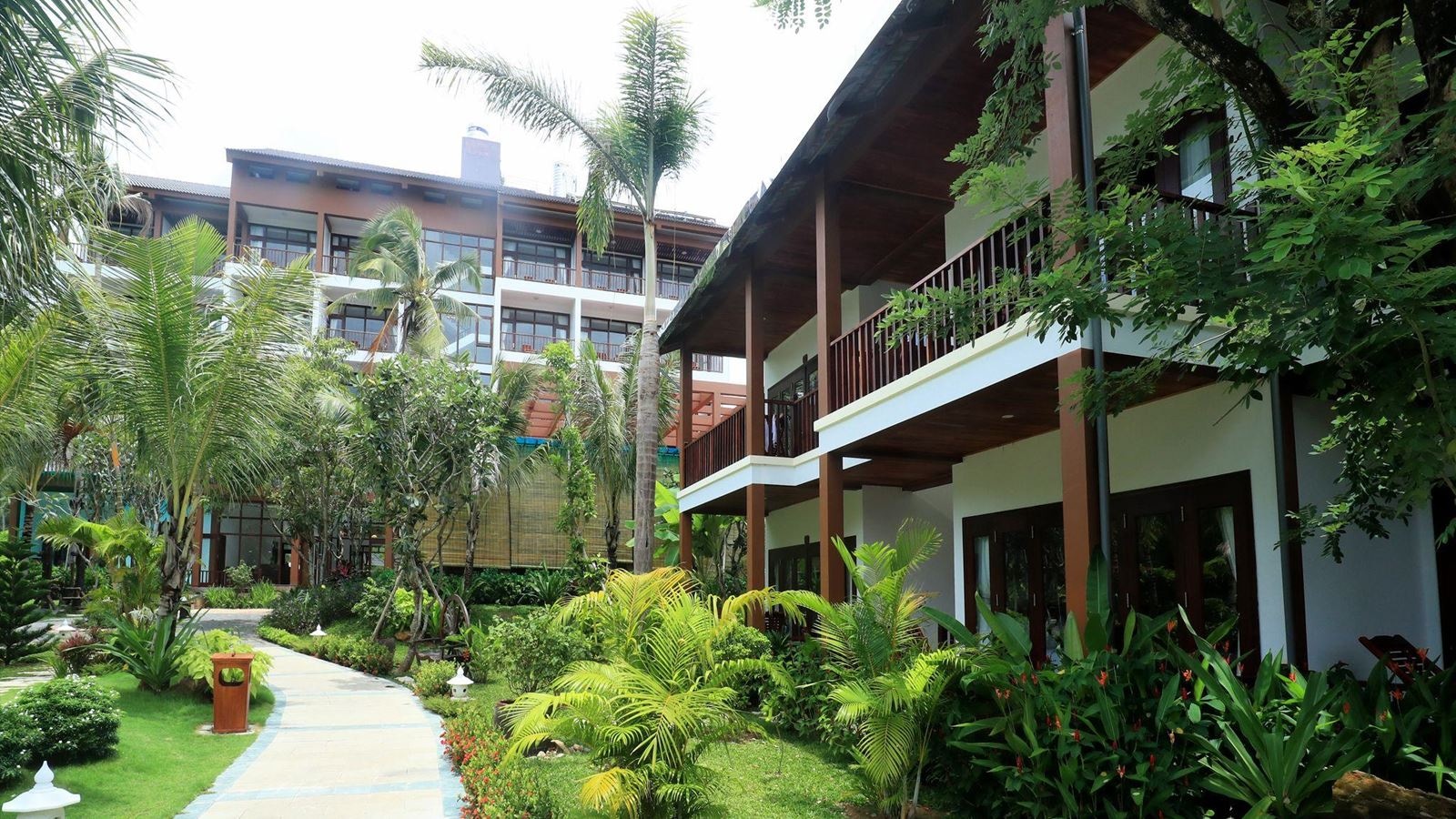 rooms-deluxe-garden-view-with-balcony