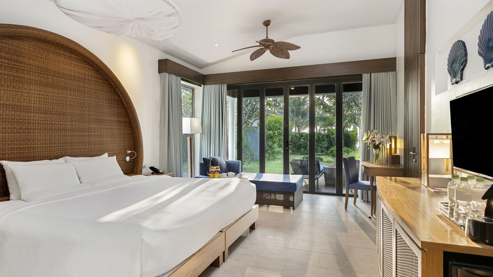rooms-deluxe-bungalow-with-pool