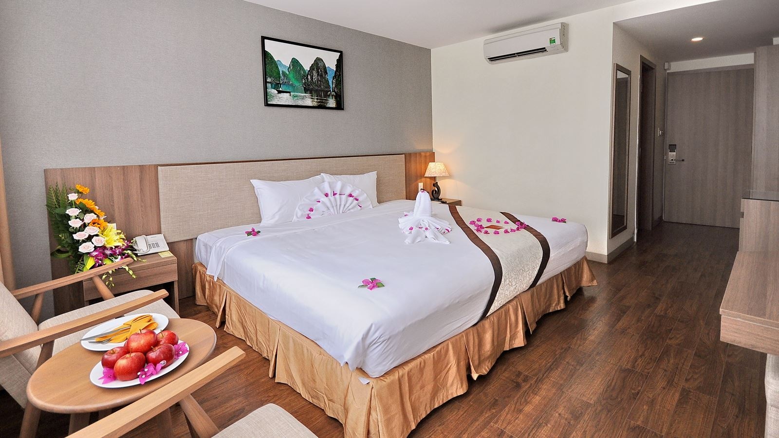 rooms-senior-room-with-balcony