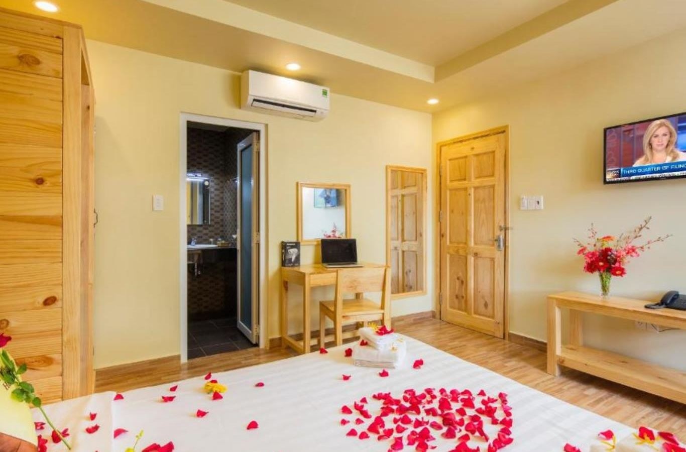 rooms-superior-double-mountain-view--city-view