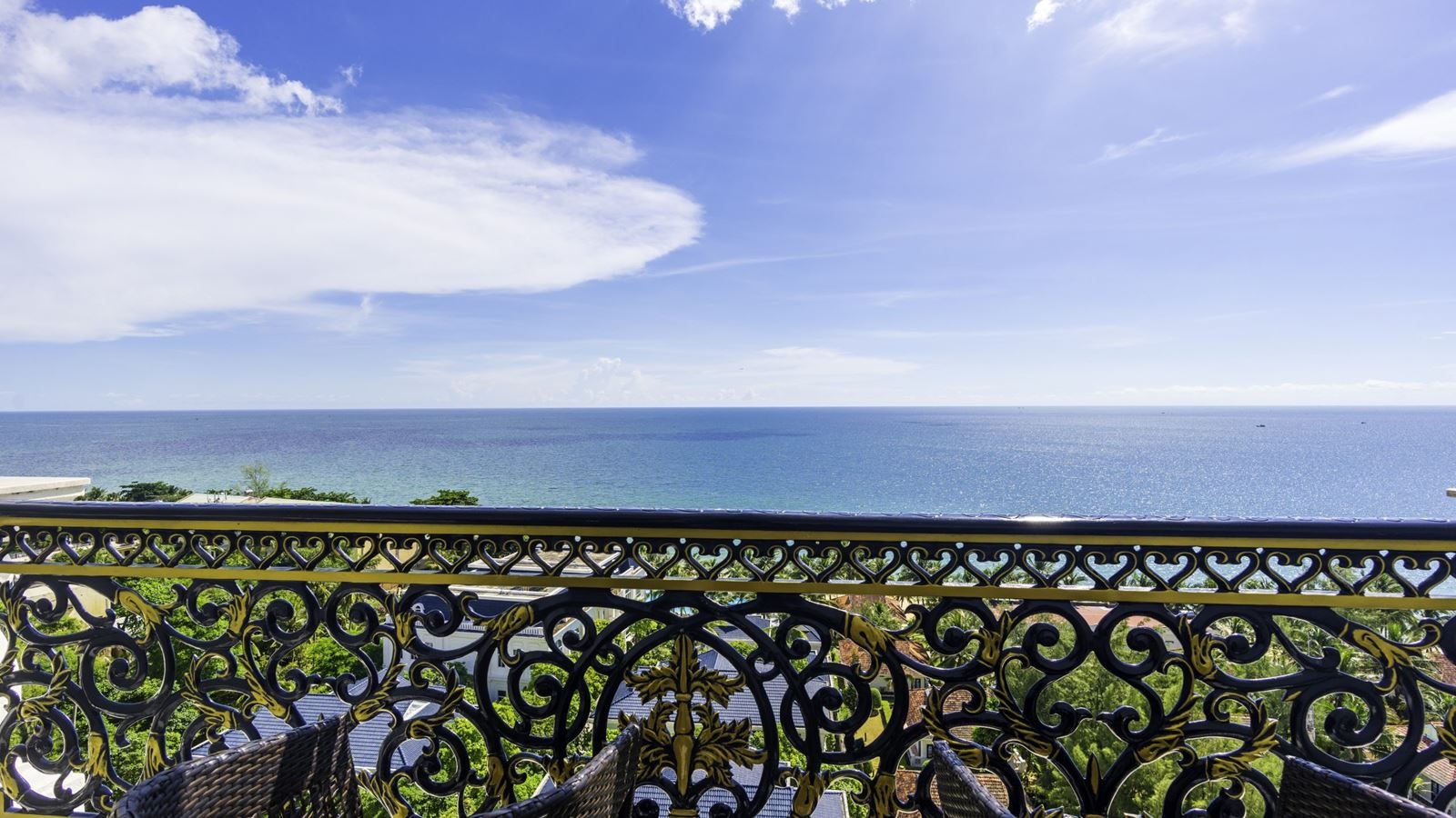 rooms-suite-sea-view-with-balcony-main-building