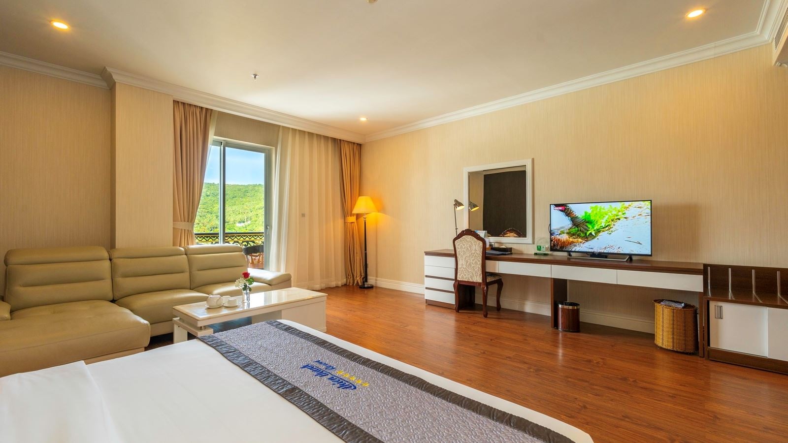 rooms-suite-city-view-with-balcony-main-building-child-without-extra-bed
