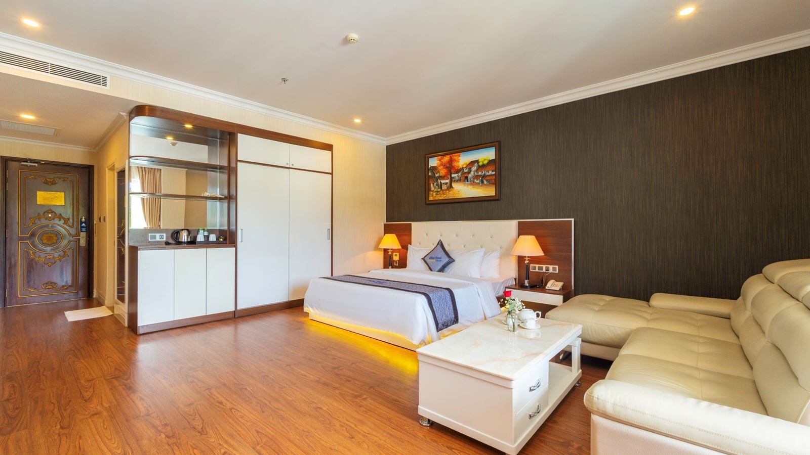 rooms-suite-city-view-with-balcony-main-building-child-without-extra-bed