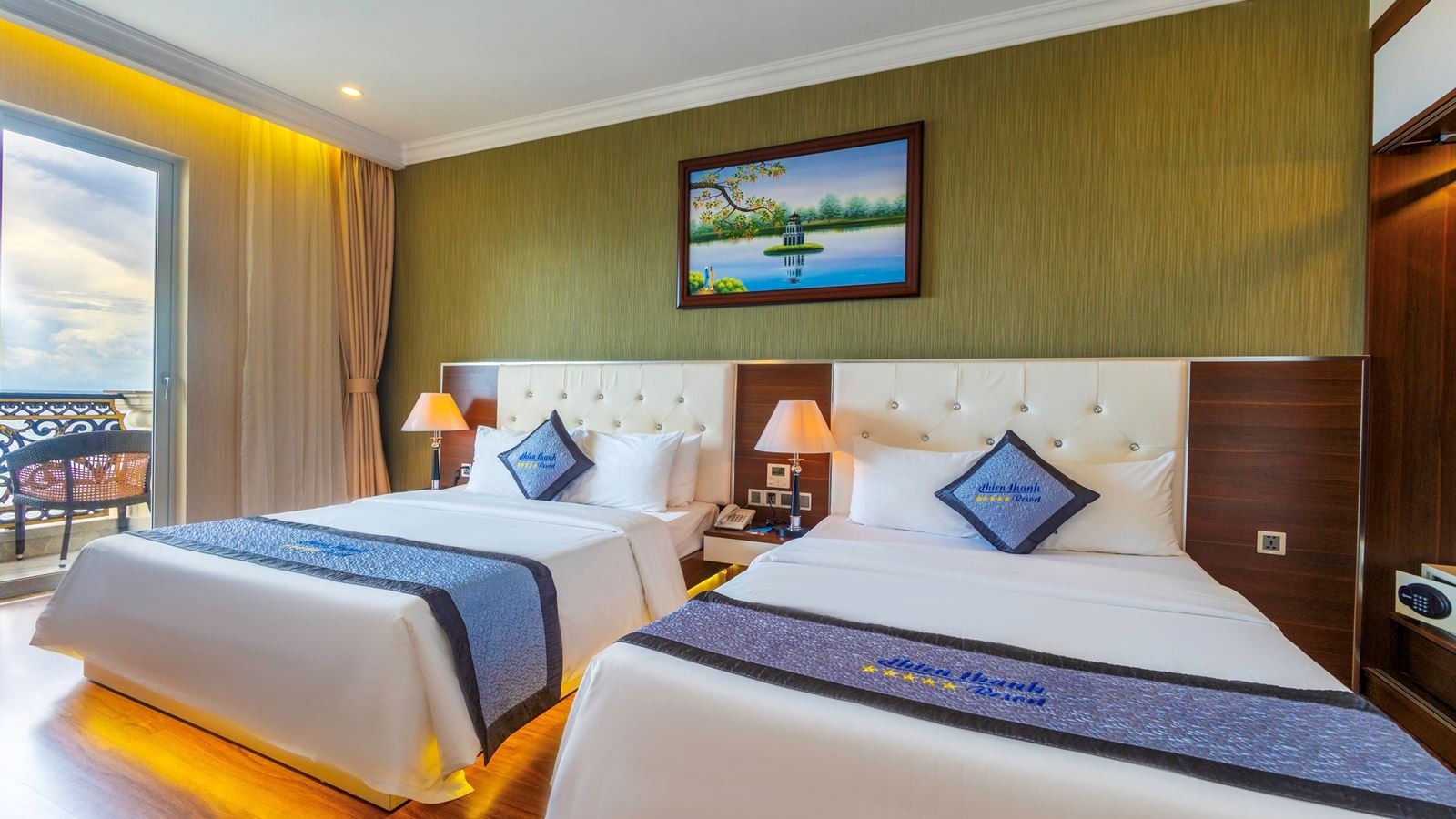 rooms-deluxe-sea-view-with-balcony-main-building-child-without-extra-bed