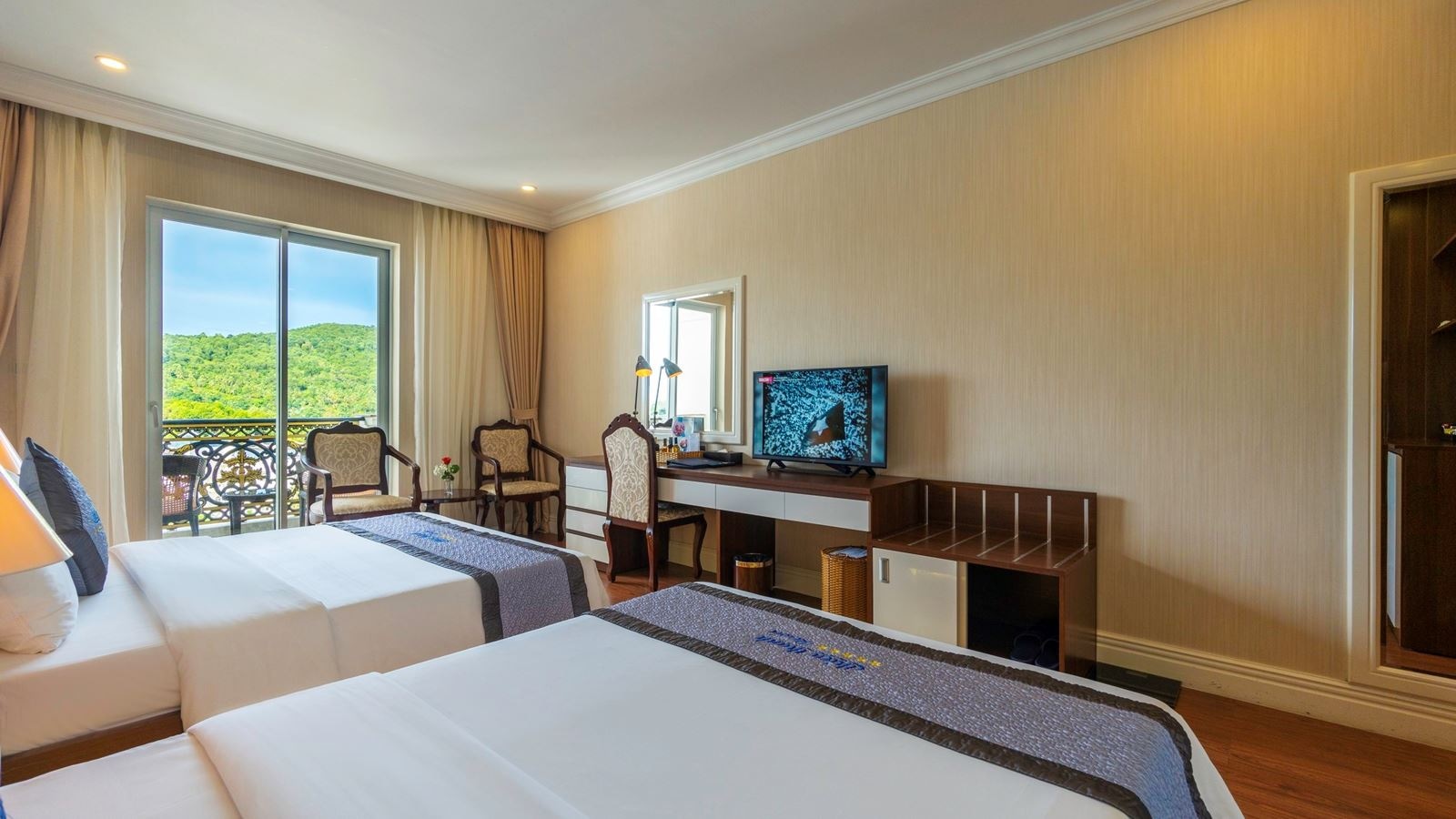 rooms-deluxe-city-view-with-balcony-main-building