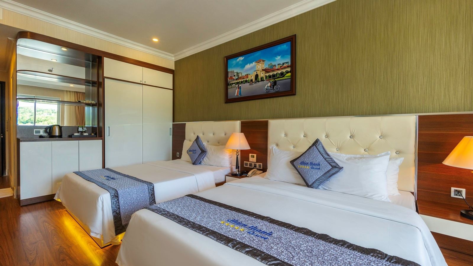 rooms-deluxe-city-view-with-balcony-main-building-child-without-extra-bed