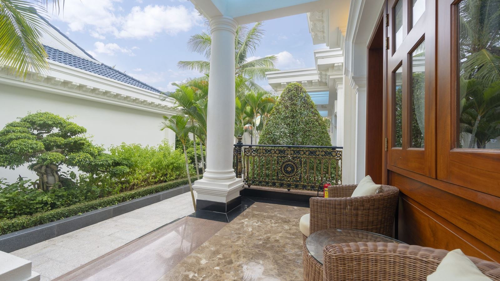 rooms-luxury-bungalow-with-terrace