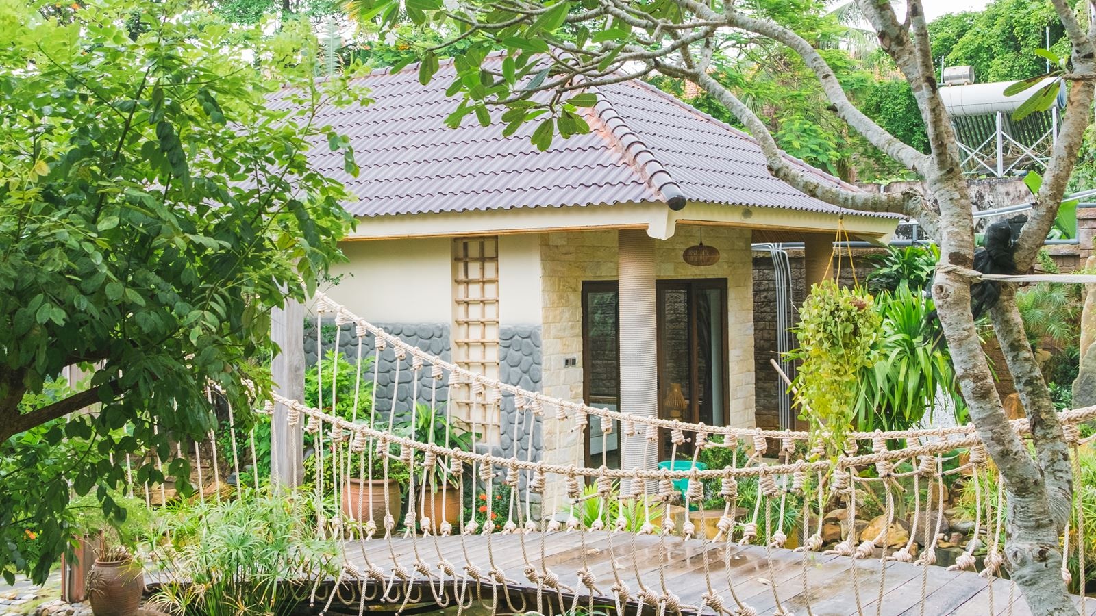 rooms-deluxe-bungalow-garden-view