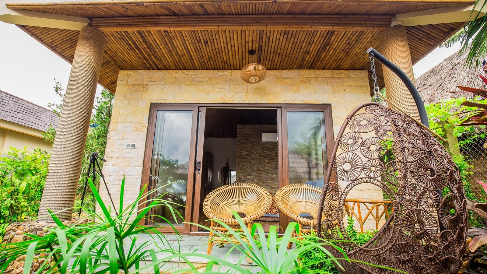 rooms-deluxe-bungalow-garden-view