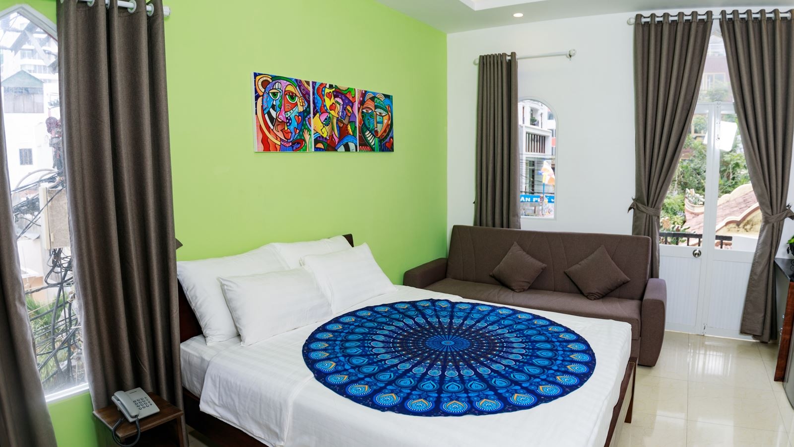 rooms-deluxe-triple-room-balcony-with-sofa-bed