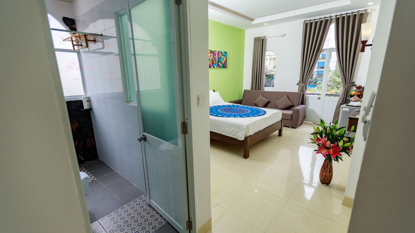 rooms-deluxe-triple-room-balcony-with-sofa-bed