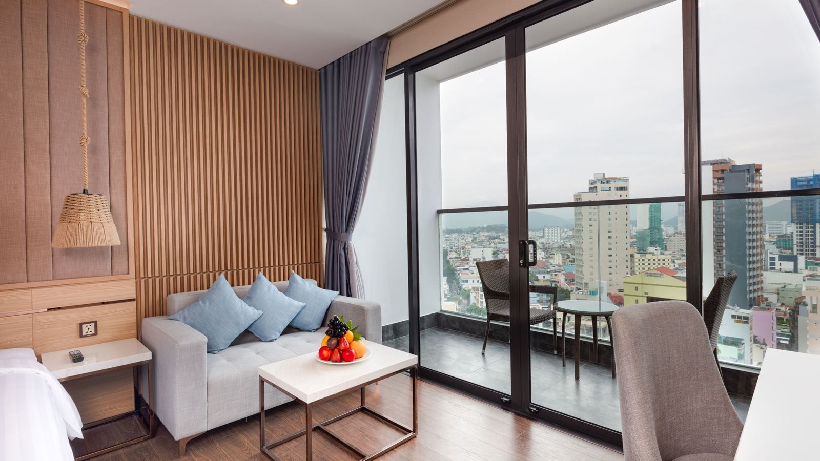 rooms-deluxe-city-view-with-balcony