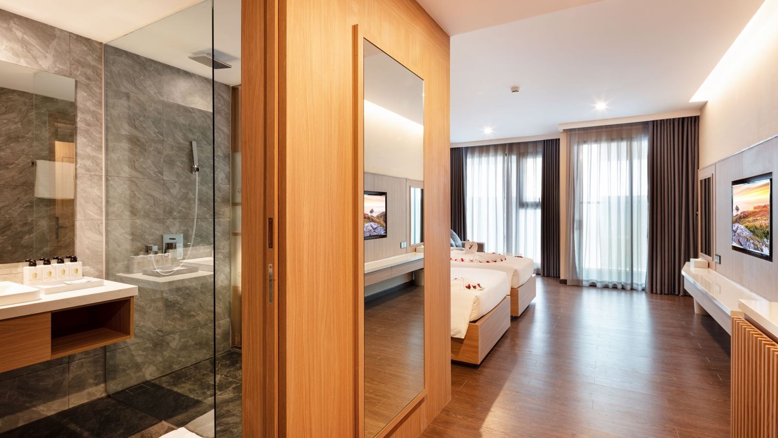 rooms-deluxe-partial-seaview-with-balcony