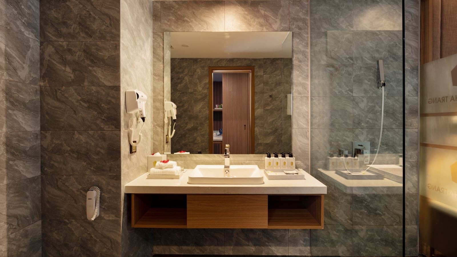 rooms-deluxe-partial-seaview-with-balcony