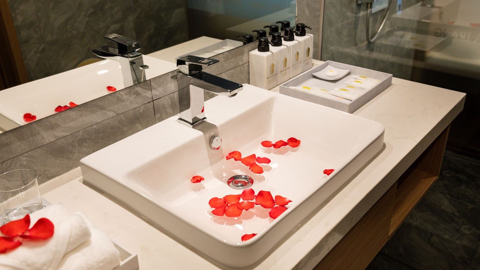 rooms-superior-with-french-balcony