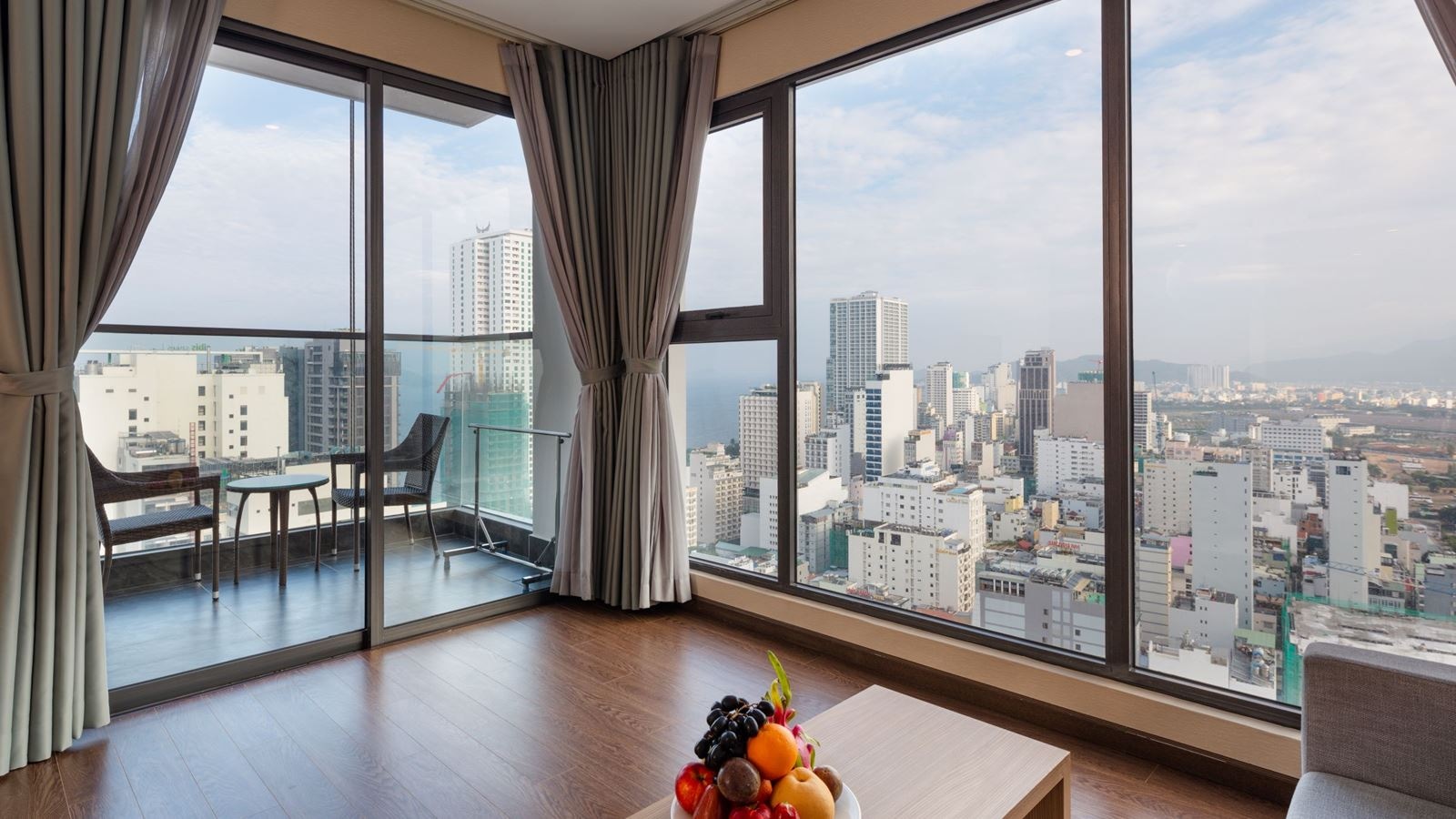 rooms-deluxe-partial-seaview-with-balcony-child-without-extra-bed