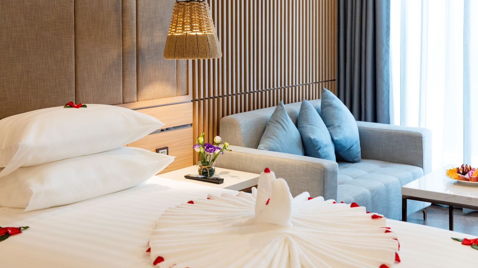 rooms-deluxe-partial-seaview-with-balcony-child-without-extra-bed