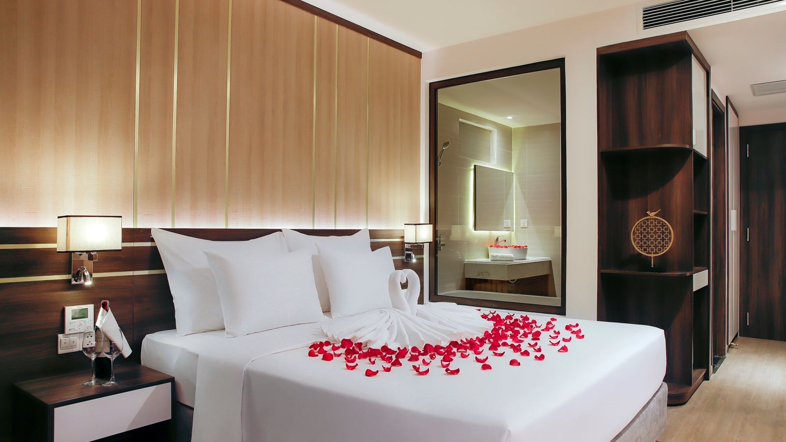 rooms-senior-deluxe-partial-seaview-with-balcony-child-without-extra-bed