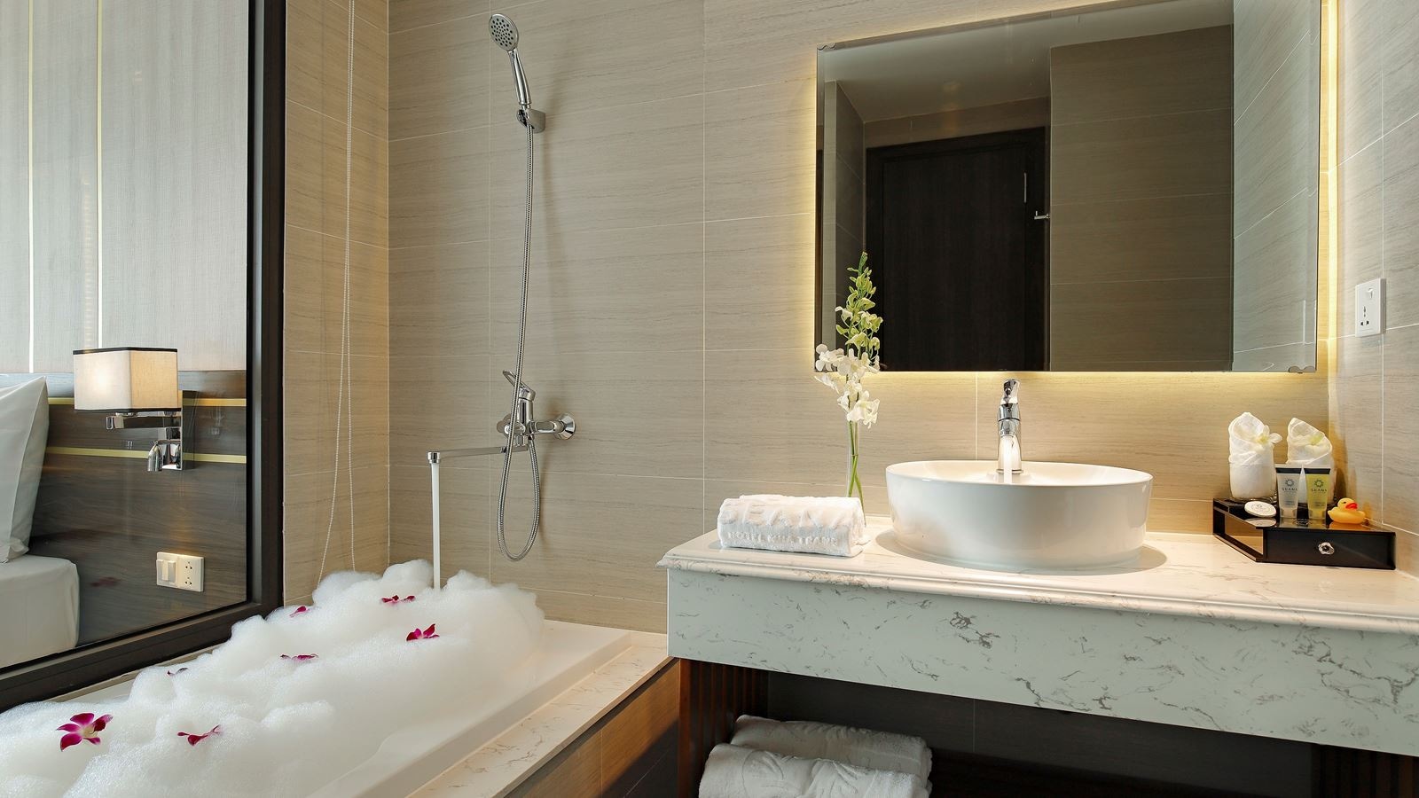 rooms-senior-deluxe-partial-seaview-with-balcony