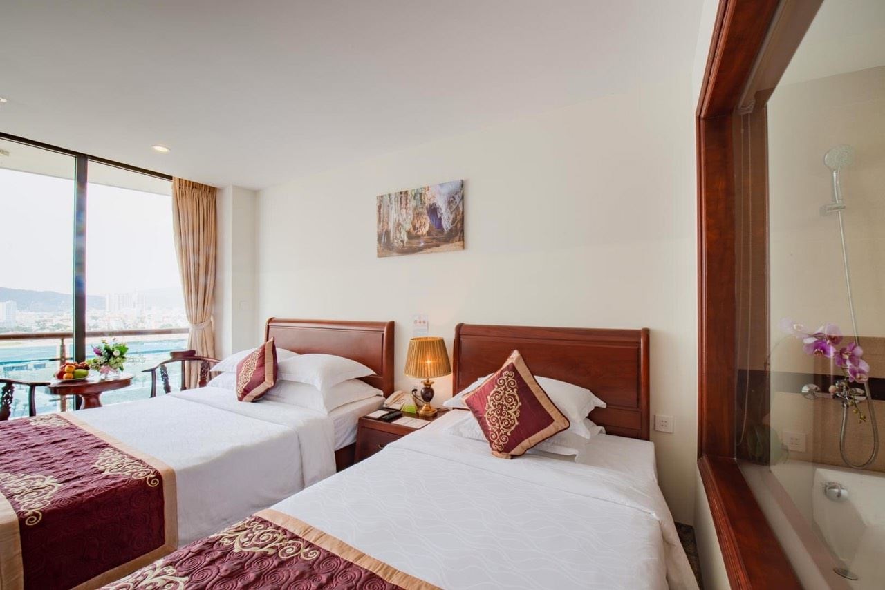 rooms-deluxe-balcony-child-with-extra-bed