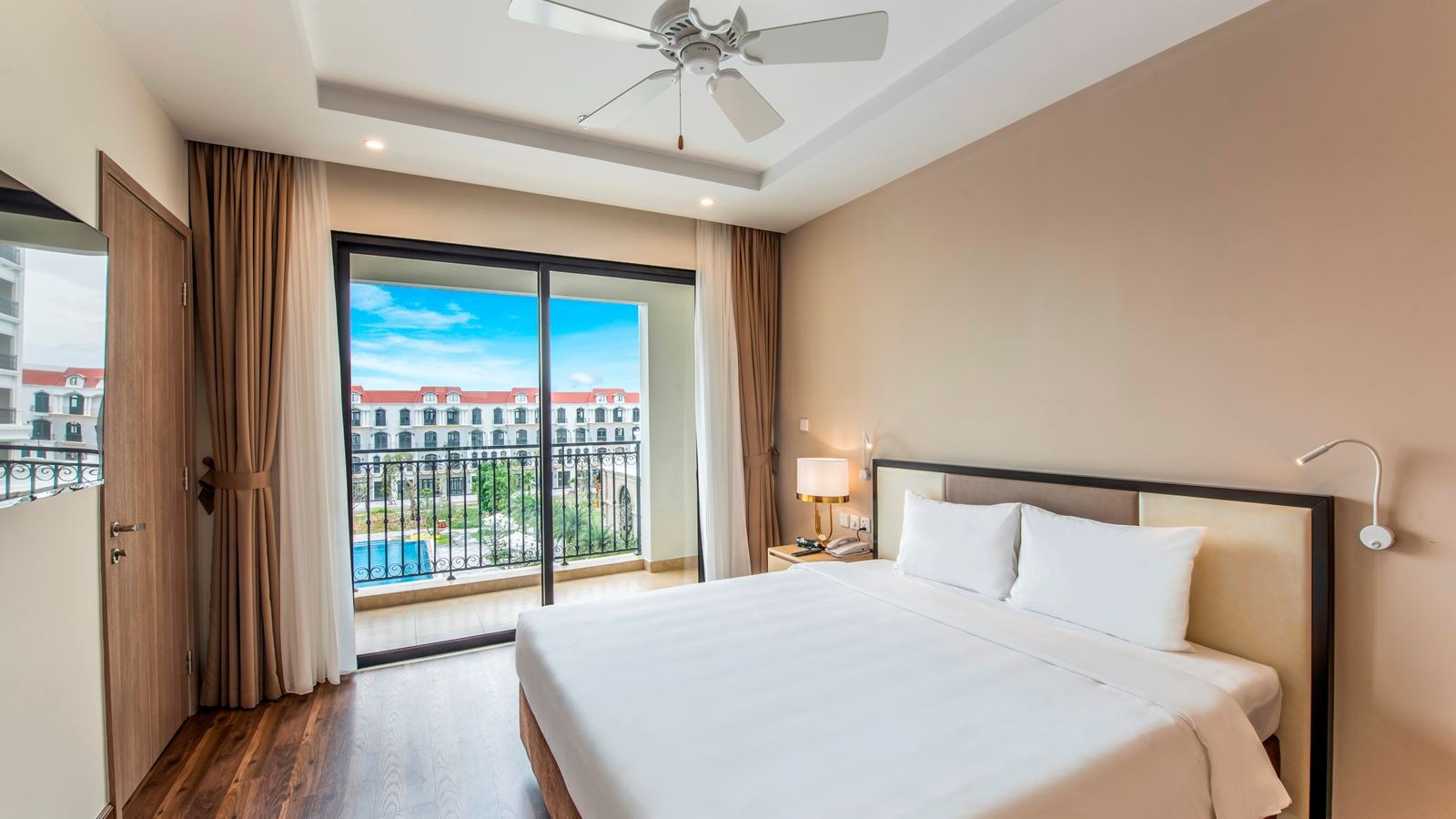 rooms-room-standard-pool-view