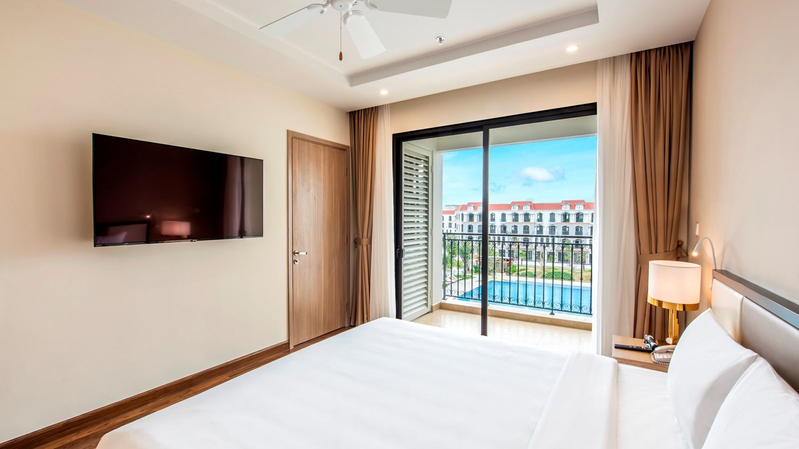 rooms-room-standard-pool-view