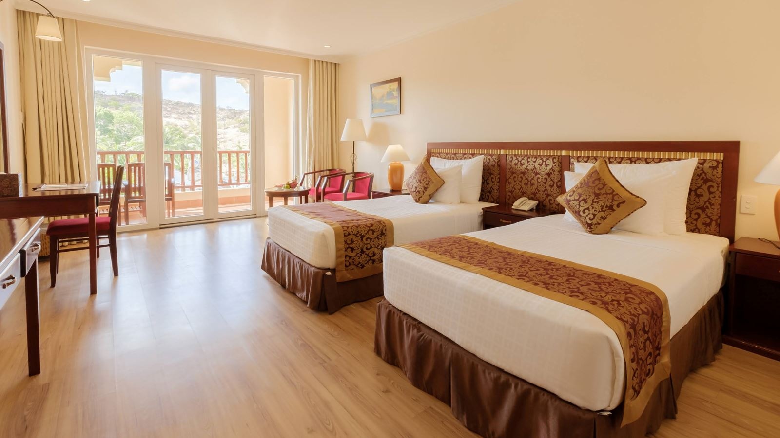 rooms-deluxe-hill-view-balcony