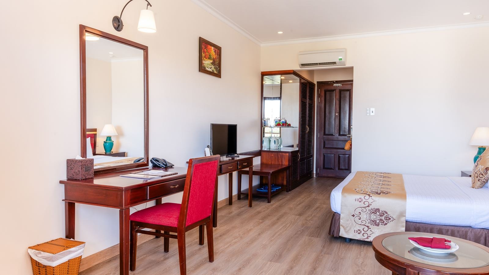 rooms-deluxe-sea-view-balcony