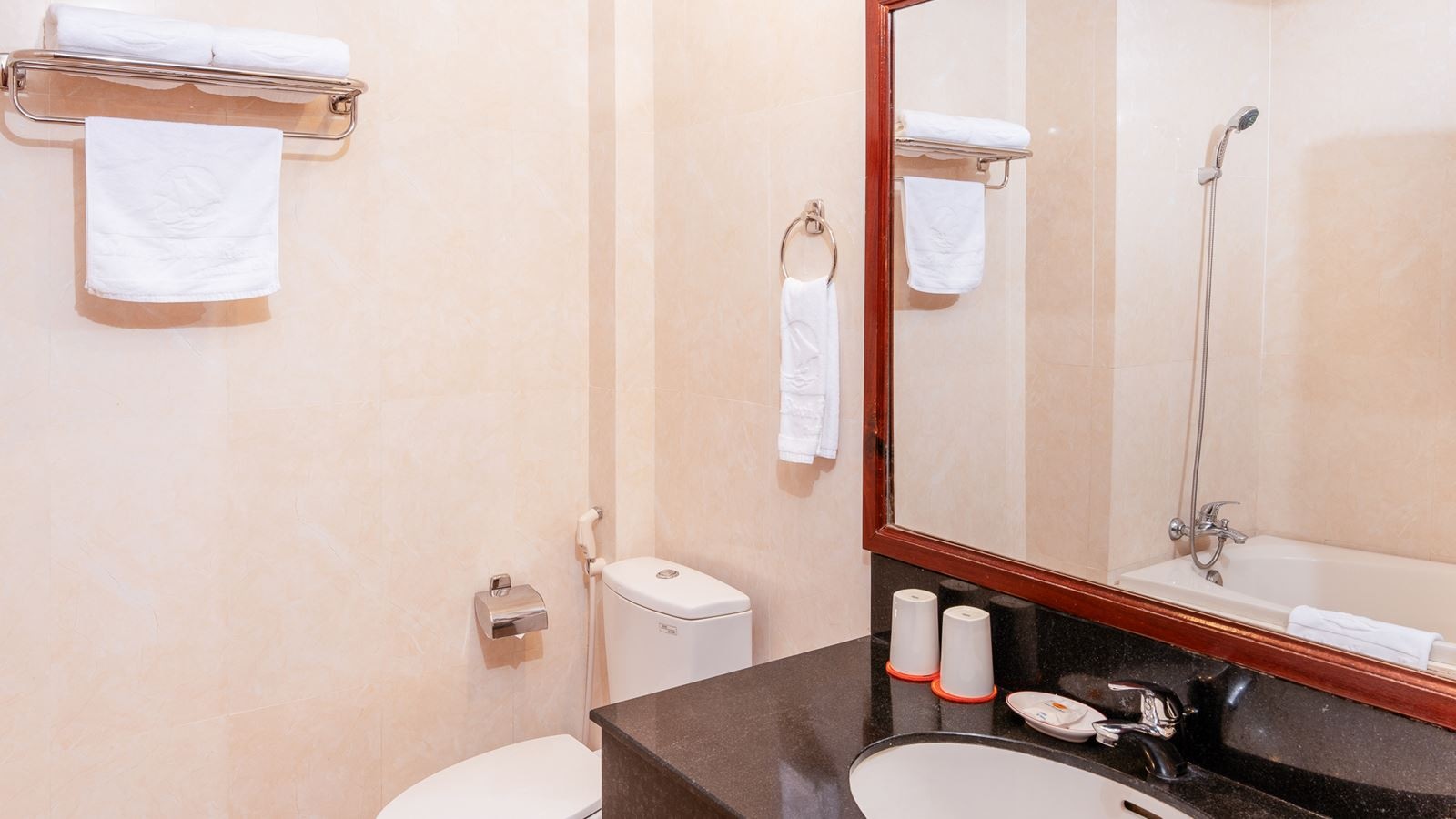 rooms-deluxe-sea-view-balcony