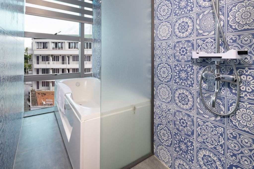 rooms-senior-deluxe-partial-seaview