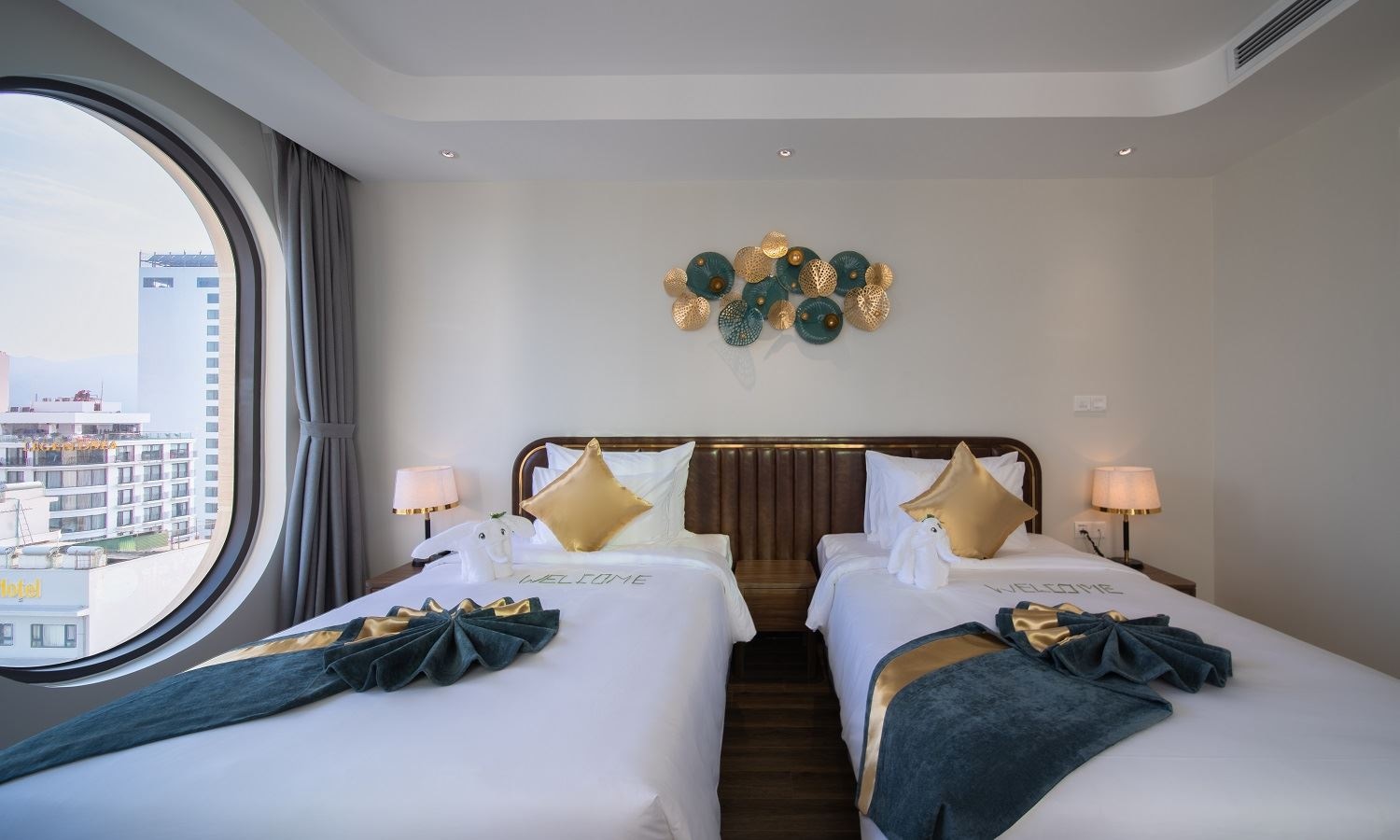 rooms-senior-deluxe-twin-partial-sea-view