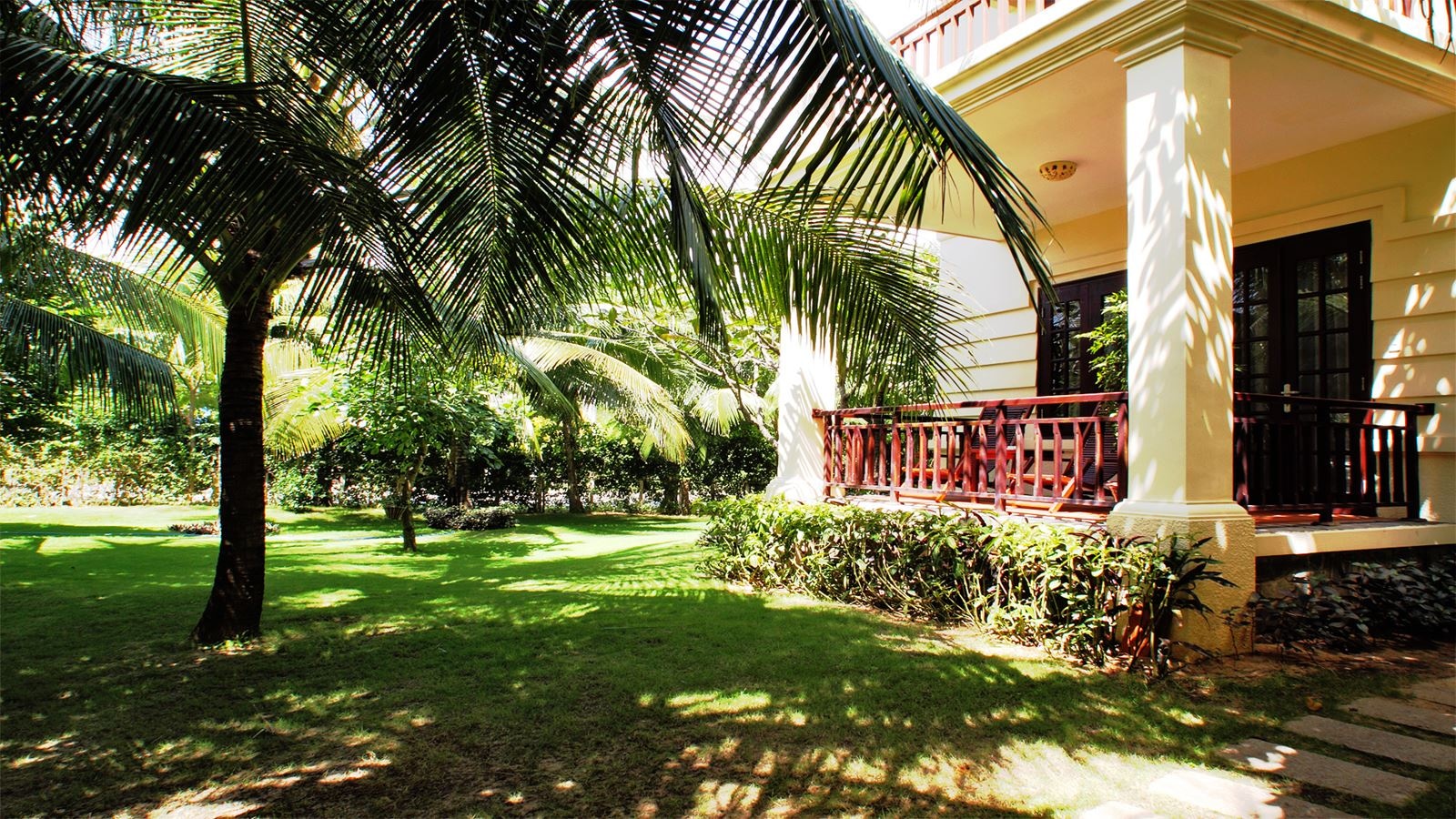 rooms-room-deluxe-gardenview-balcony