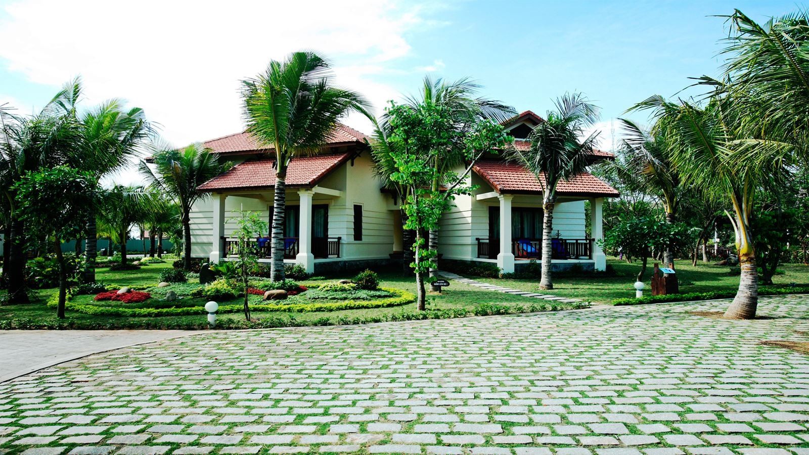 rooms-room-deluxe-gardenview-balcony