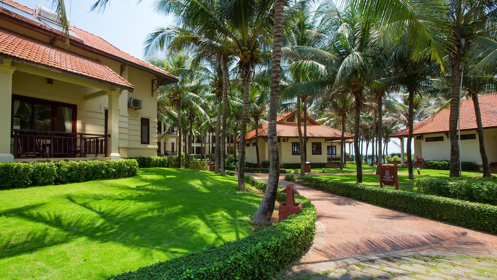 rooms-room-deluxe-seaview-balcony