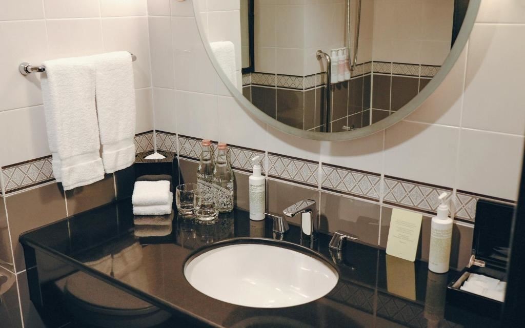 rooms-deluxe-suite-room